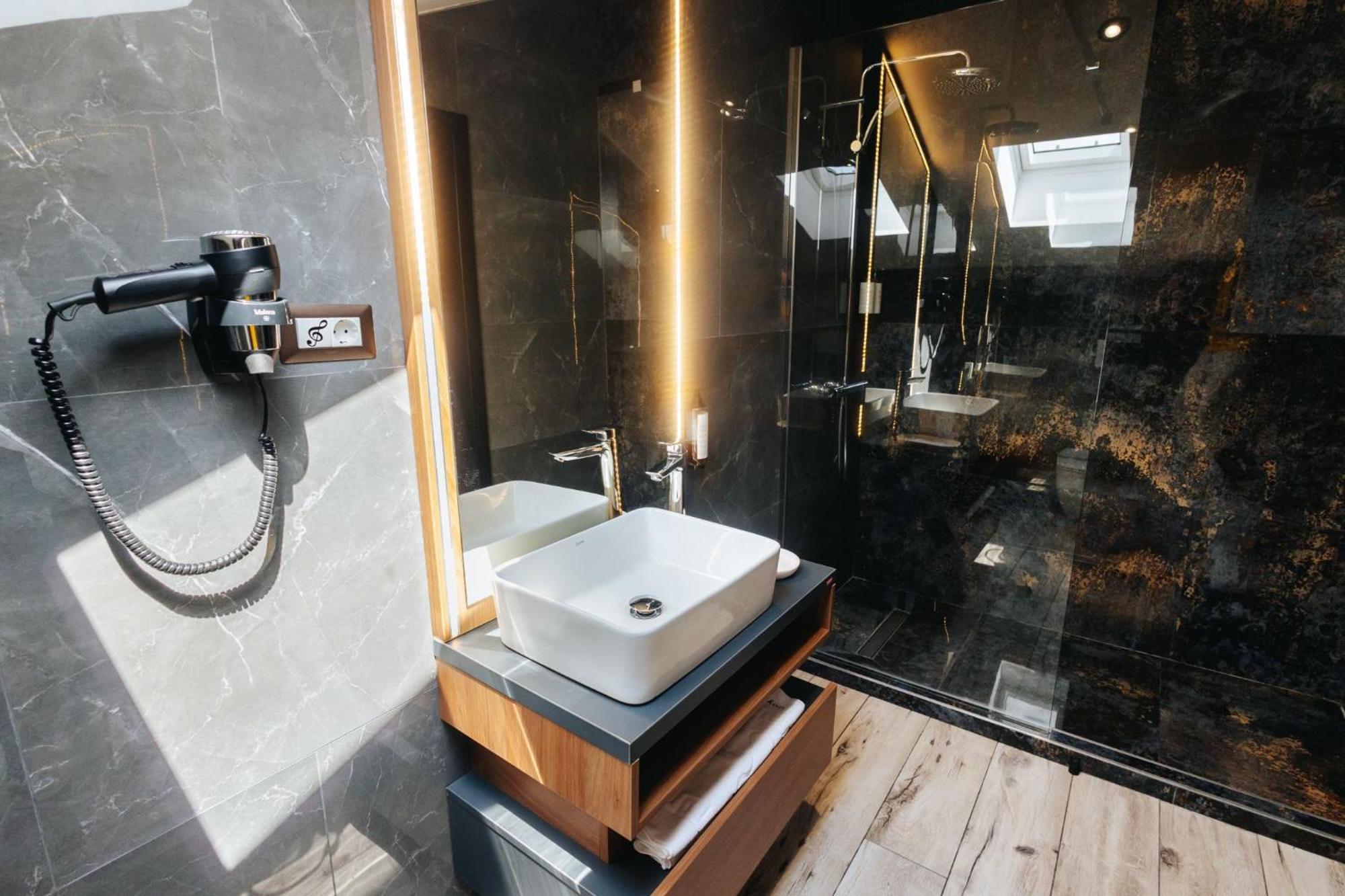 Hotel Goya Boutique Târgu Jiu Buitenkant foto