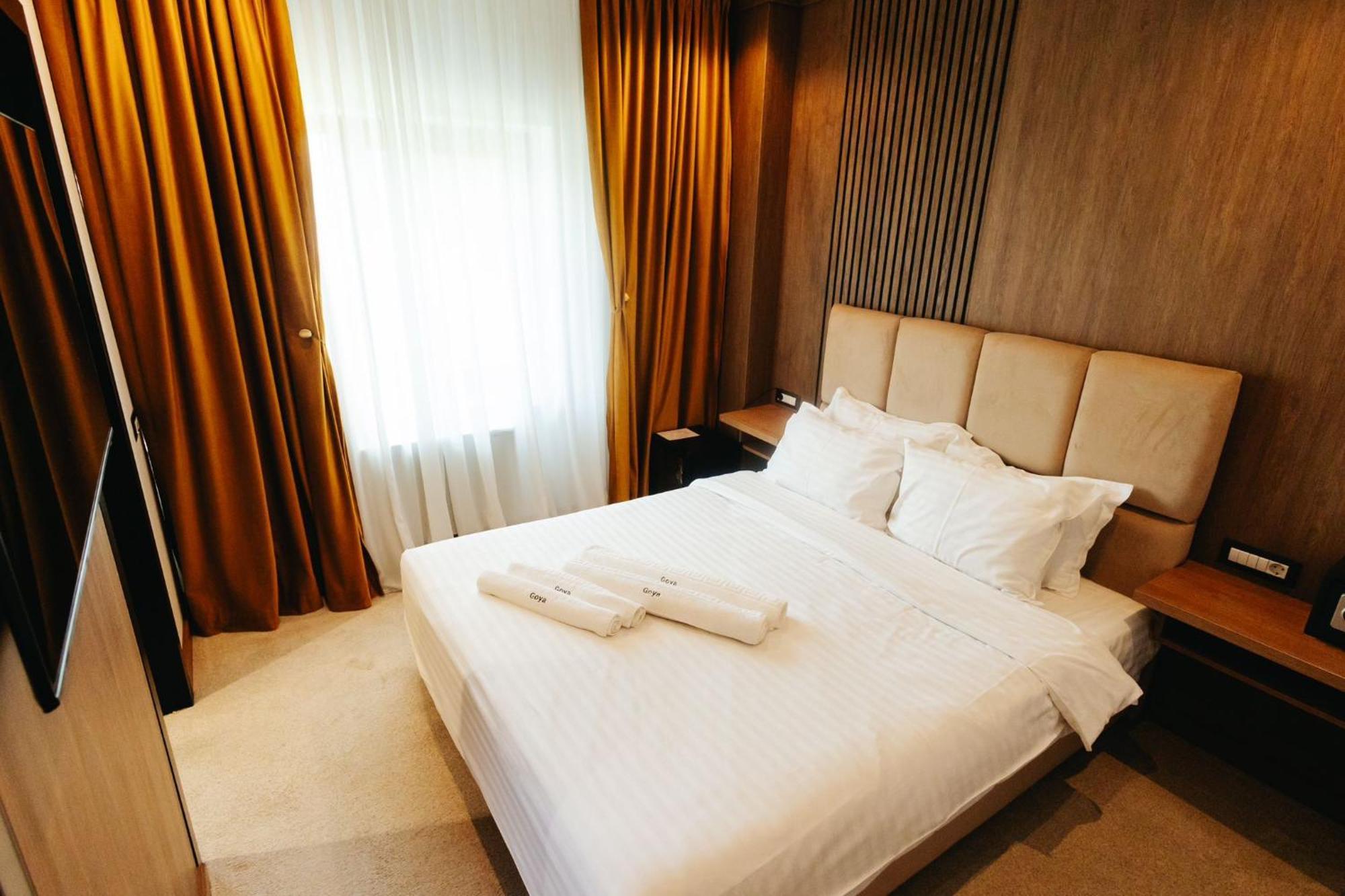 Hotel Goya Boutique Târgu Jiu Buitenkant foto