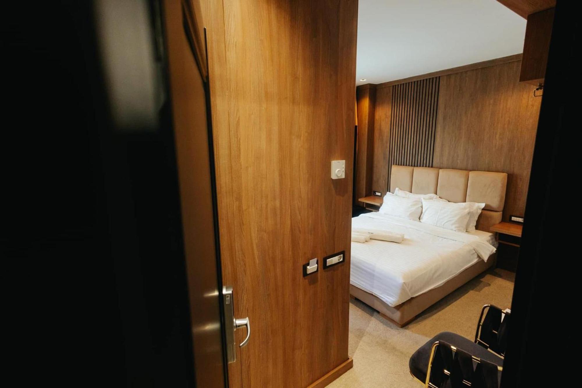Hotel Goya Boutique Târgu Jiu Buitenkant foto